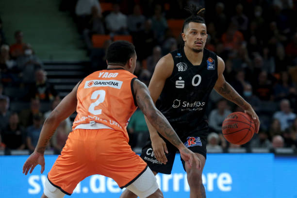 选手们通过 选手们通过